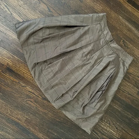 Gunex bubble hem brown glenn plaid pleated skirt. Made in Italy. Size 6. - Picture 2 of 5